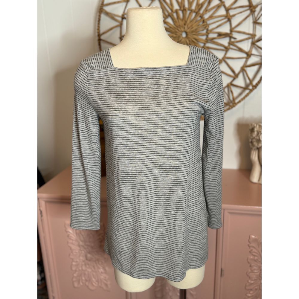 Women's Loft light grey and dark gray lightweight top, size‎ Medium sleeve top
